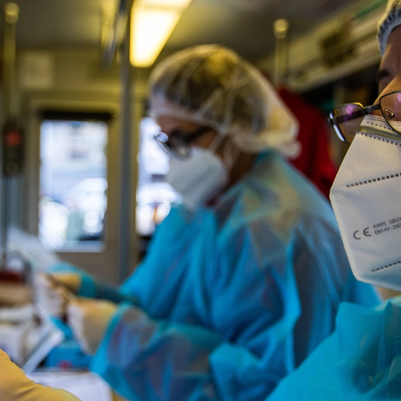 La variante Ómicron se replica más en el bronquio que en el pulmón.